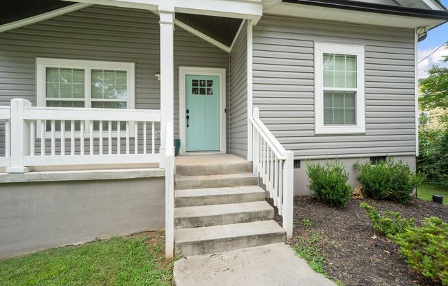 Lovely 3 BR, 2 BA Home Convenient to Downtown Greenville