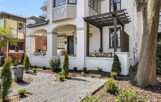 Spacious Renovated 1/1 Midtown Condo Walking Distance to Piedmont Park!