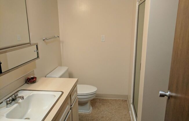 2 beds, 2 baths, 883 sqft, $1,685, Unit 213