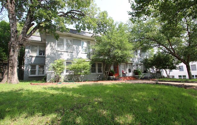 Charming 2/1 Downstairs Apartment Unit w/ AMAZING Character! Real Hardwood Floors Throughout//Minutes to Downtown Fort Worth/West 7th St!