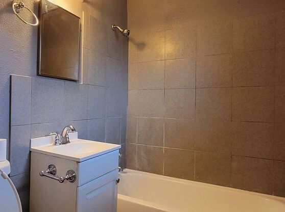 2 beds, 1 bath, $899, Unit 1