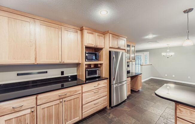 Amazing 4bed/2bath Home with Attached Garage in Kirkland!