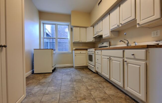Central BU Location! Walk to  School, Eat-in Kitchen, Dishwasher, Laundry in on a Site