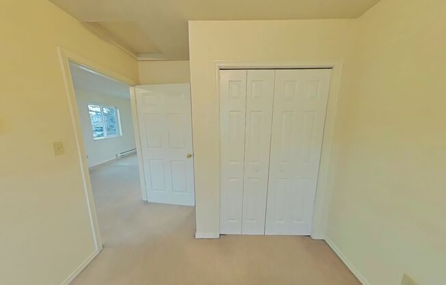 1 Bedroom Apartment ~ Close to Campus ~ Cat Friendly
