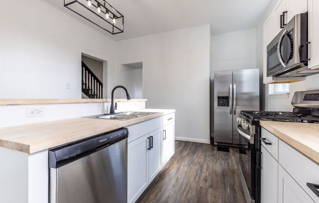 4 beds, 2.5 baths, $2,099, Unit South Side Slopes