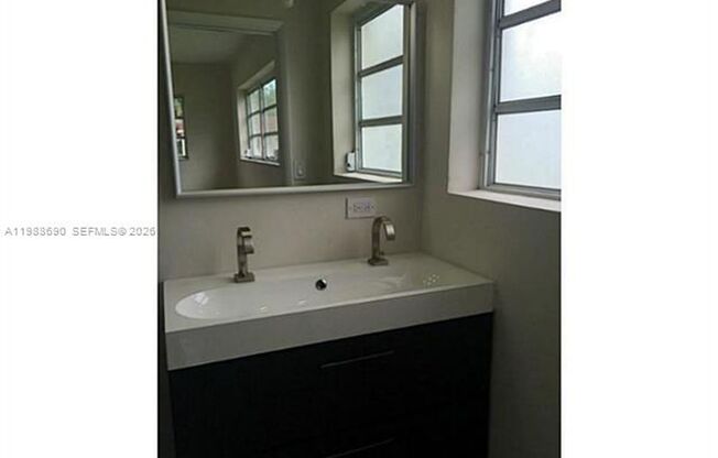 740 NE 179 Te NORTH MIAMI BEACH, FL 33162