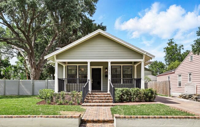 Charming Orlando Bungalow with Oversized Yard, Parking & Lawn Service Included