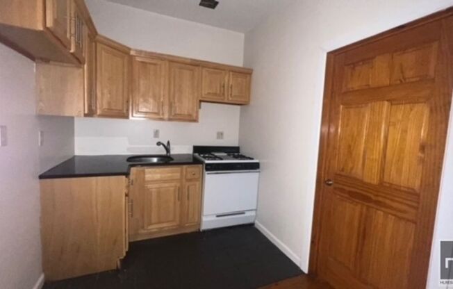 3 beds, 1 bath, $3,600, Unit 3