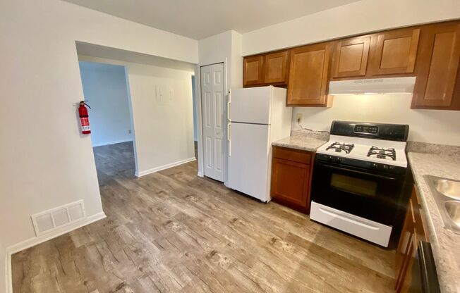 1 bed, 1 bath, 700 sqft, $1,195, Unit 613 Flint Rd. #2
