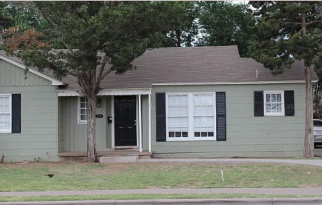 Great 2 bedroom 1 bathroom house close to TTU!