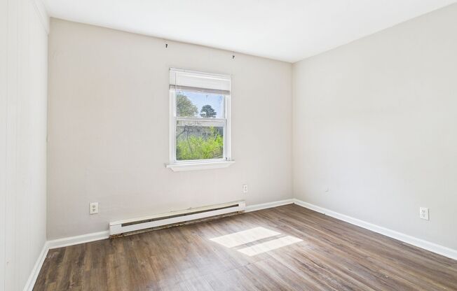 2 beds, 1 bath, $1,250, Unit 4