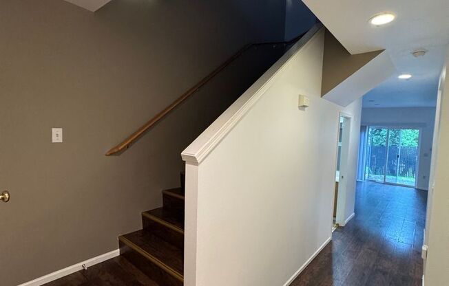 Gated 2 beds 2.5 baths townhome in Ashburn Renton