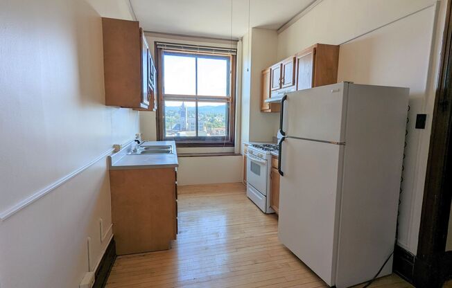 2 beds, 1 bath, $950, Unit 11-C