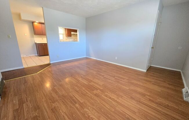 3 beds, 1 bath, $995, Unit Upper