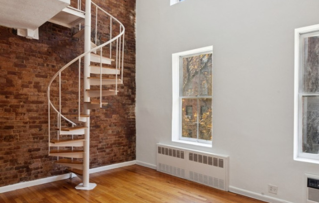 207 W 22 ST
