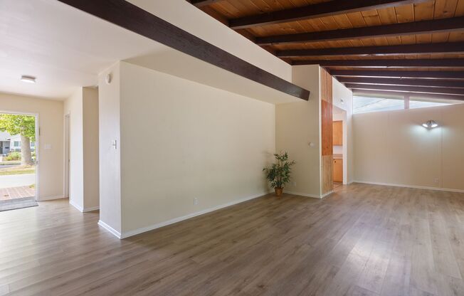 Charming Mid-Century 3-Bedroom Home in Winnetka