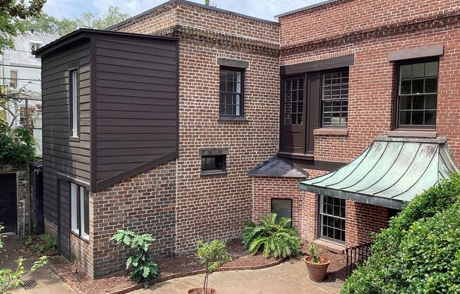 Renovated 2 Bedroom Carriage house off Lafayette Square