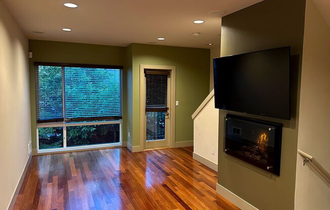 Charming North Beacon Hill 3 bed/2.5 bath with Parking! Available Now