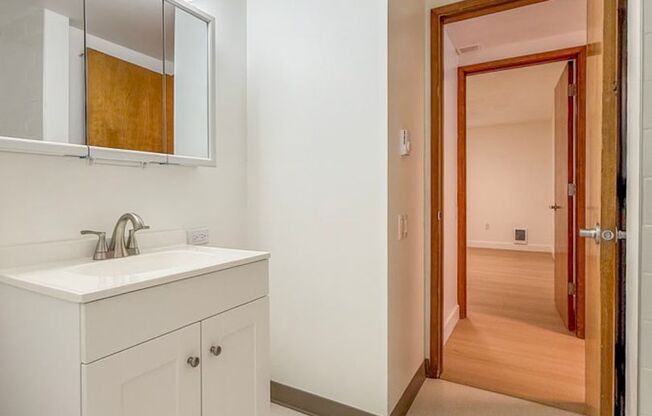2 beds, 2 baths, 992 sqft, $1,800, Unit 202