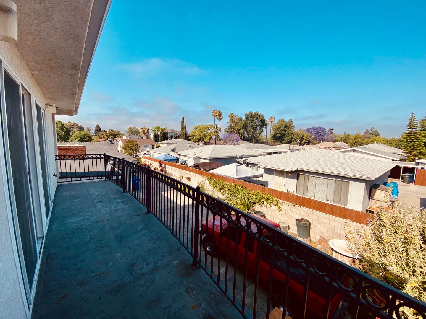 Upstairs 1 Bedroom with tons of Sunshine and Large Balcony!