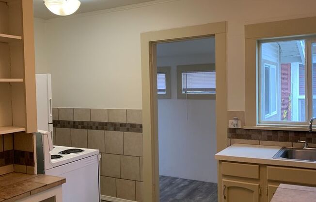 Charming 1 Bedroom, 1 Bathroom Home with Large Backyard