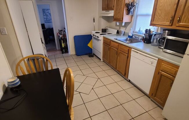 3 beds, 1 bath, $2,300, Unit #5