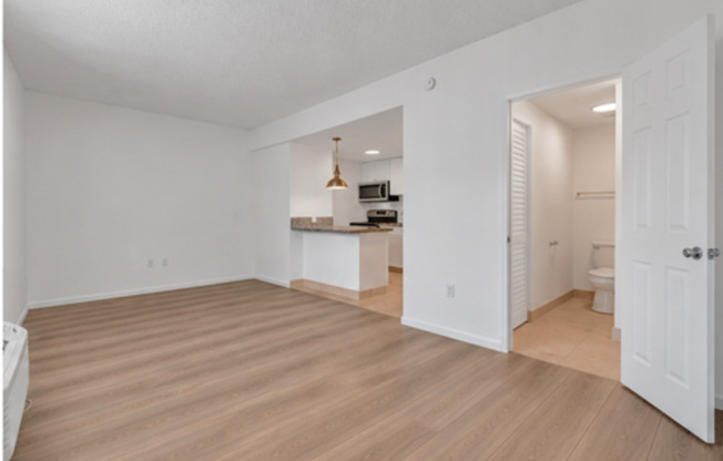 Studio, 1 bath, 450 sqft, $1,299, Unit 32