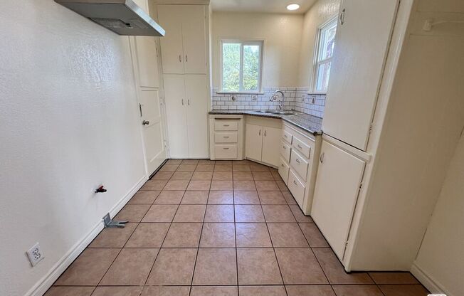 1 bed, 1 bath, $1,800, Unit 1/2