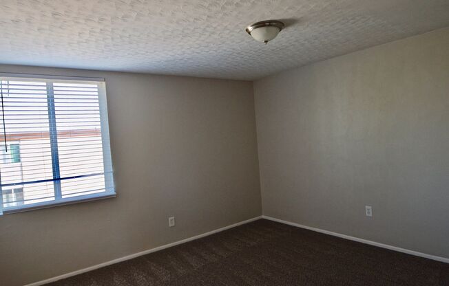 593 W Crestline Ave