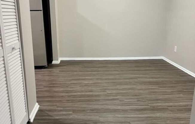 Spacious 2-Bedroom Apartment for Rent in Chesterton – Prime Location and Comfort