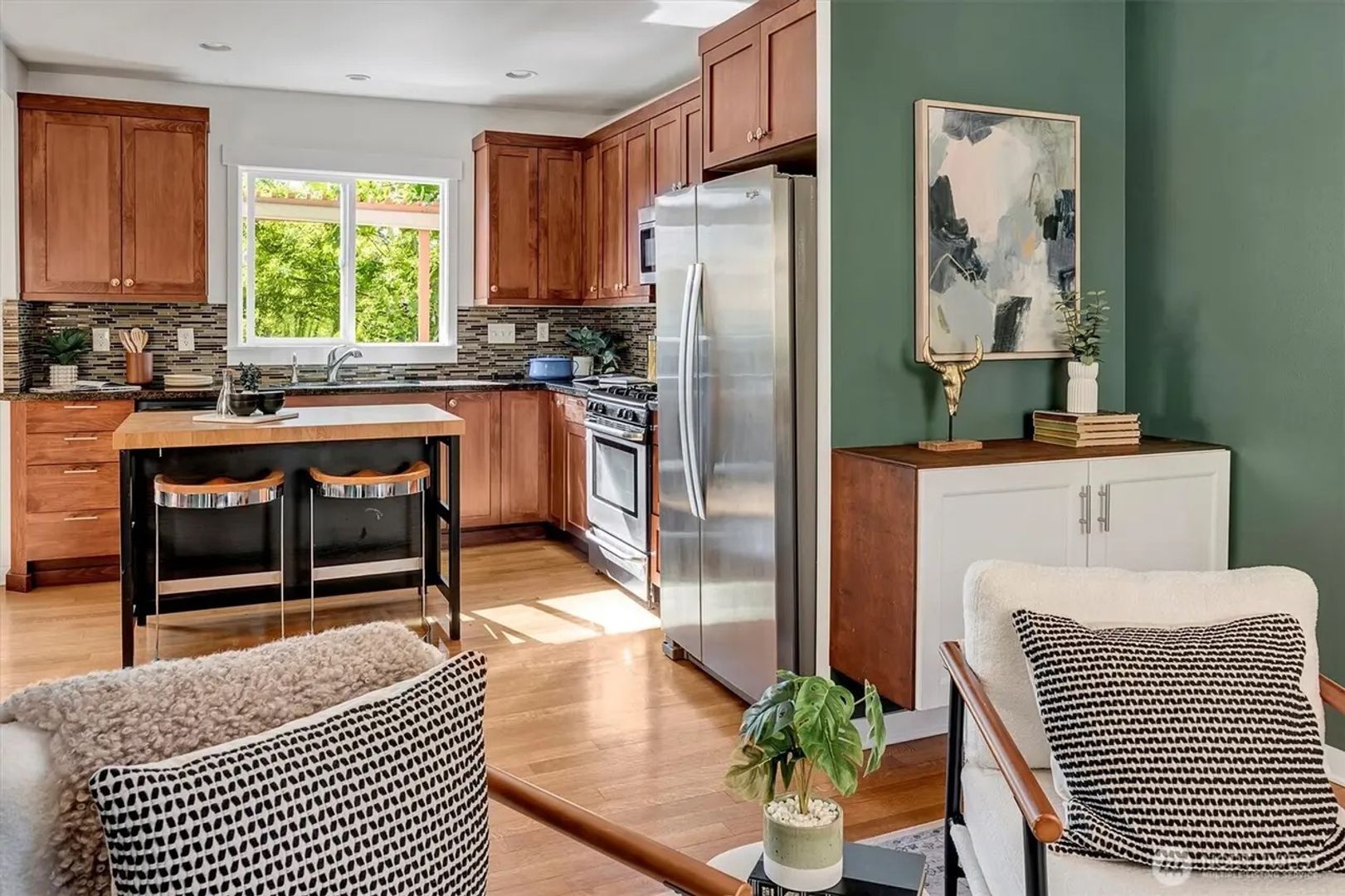 Alaska Junction - 3 bedroom and 2 1/2 bathroom