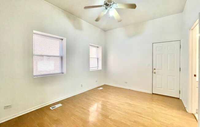 2 beds, 1 bath, 900 sqft, $1,300