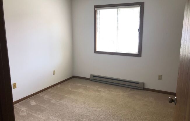 2 beds, 1 bath, 950 sqft, $1,140