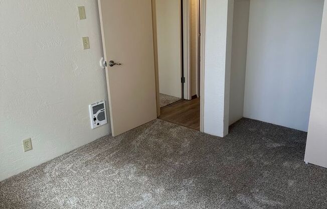 2 beds, 1 bath, 850 sqft, $1,395, Unit Unit - 11