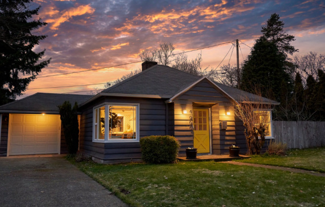 Charming Bungalow Downtown Vancouver With Modern Update!!