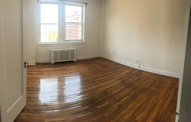 Studio, 1 bath, 294 sqft, $1,400, Unit New King Edward  7A7