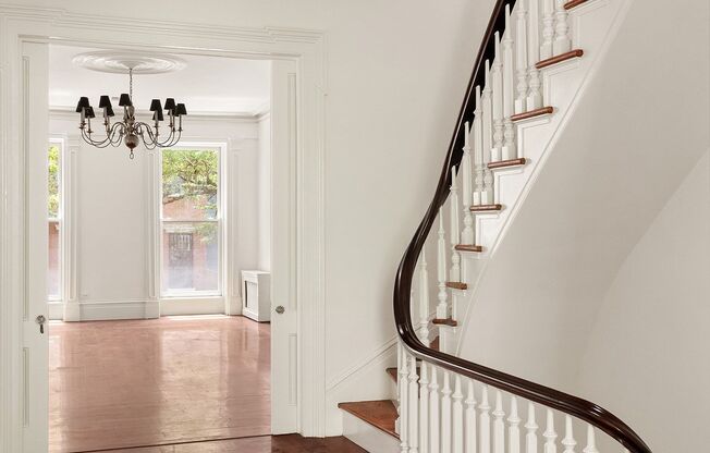 225 W 22 ST