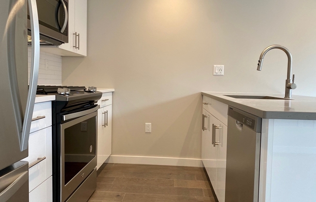 2 beds, 2 baths, 850 sqft, $5,600, Unit 610