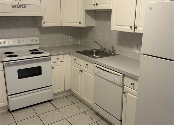 2 beds, 1 bath, 800 sqft, $2,200, Unit 35