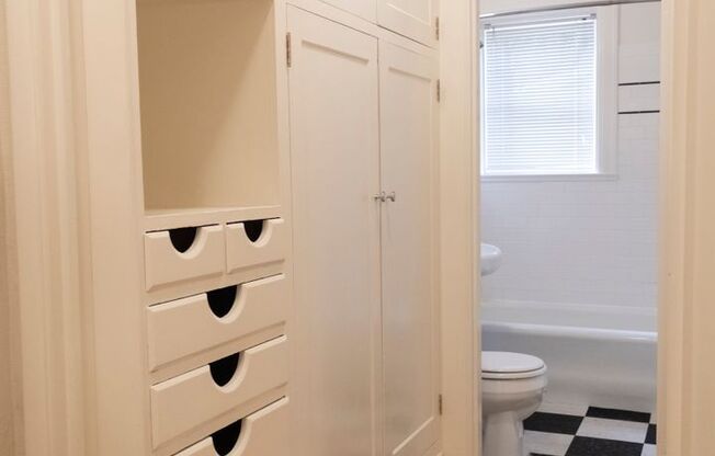 Studio, 1 bath, 425 sqft, $1,200, Unit 102