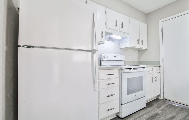 2 beds, 1 bath, 990 sqft, $995