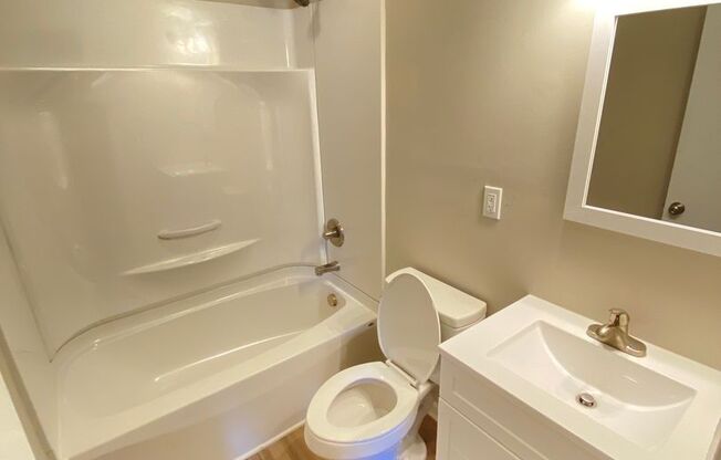 2 beds, 1.5 baths, 832 sqft, $1,100, Unit 874 Oakwood Villa