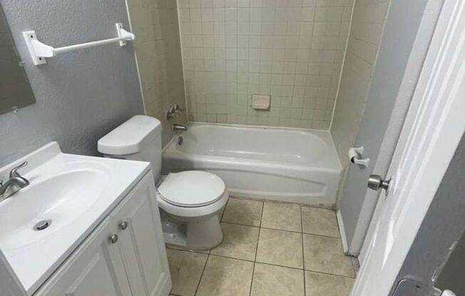 2/1 St Pete Move In Ready | Apply for FREE This Holiday Season!