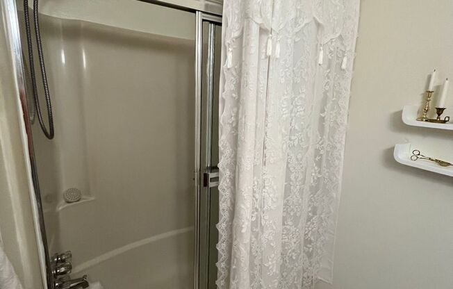 1 bed, 1 bath, 500 sqft, $1,130, Unit R-8