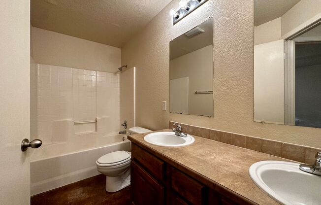 3 beds, 2 baths, $1,250, Unit 1924 D