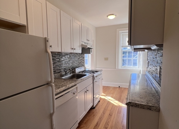 1 bed, 1 bath, 600 sqft, $2,800, Unit 42