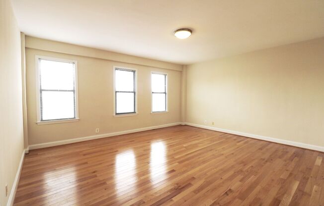 1 bed, 1 bath, 840 sqft, $3,295, Unit H410