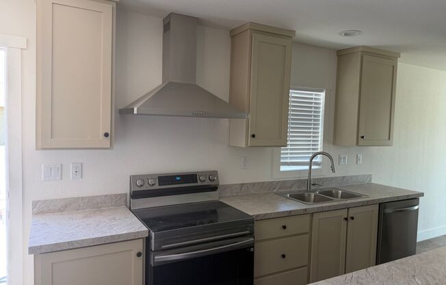 3 Bedroom 2 Bath Home Near Tropicana & Nellis