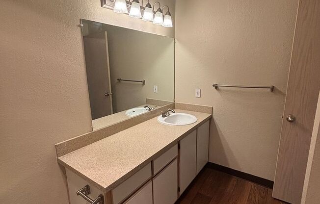 1 bed, 1 bath, 817 sqft, $1,300, Unit 137