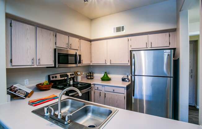 full kitchen with stainless steel appliances at the Vintage at the Lakes Apartments